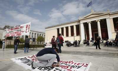 Διοικητικοί του ΕΚΠΑ: Διάλογος… και ξύλο από τα ΜΑΤ