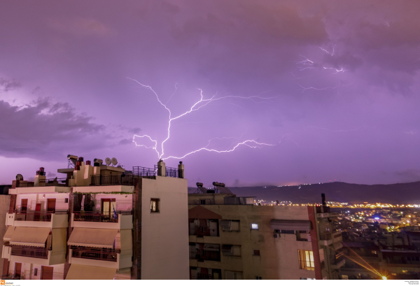 Κεραυνοί: Πώς να προστατευθούμε όταν είμαστε σε εξωτερικό χώρο ή μέσα στη θάλασσα