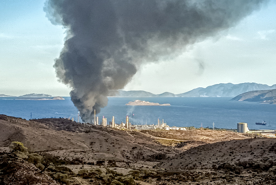 Φωτιά στη Motor Oil: Διακοπή κυκλοφορίας στην παλιά εθνική οδό Αθηνών Κορίνθου