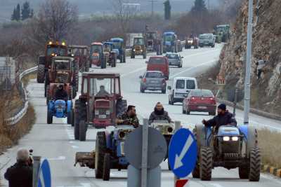 Αμετακίνητοι παραμένουν στα μπλόκα οι αγρότες