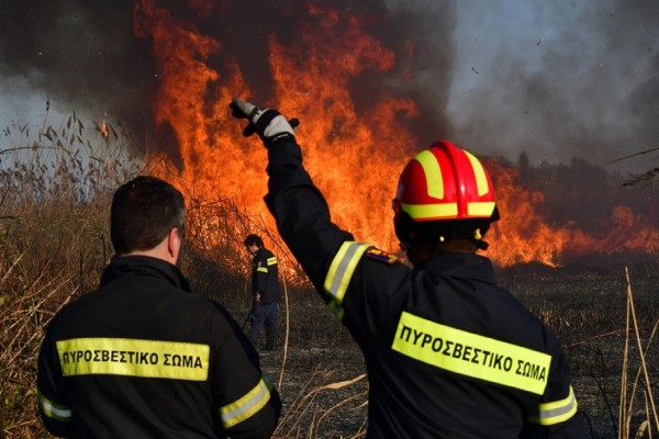 Σε ύφεση η φωτιά στην Κεφαλονιά