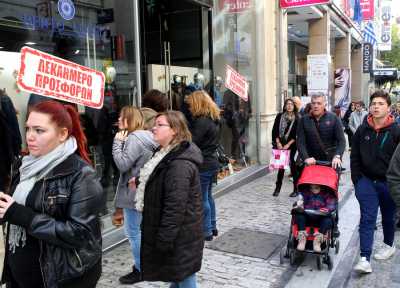 Οι έμποροι με την ελπίδα οι εκπτώσεις να φέρουν τζίρο