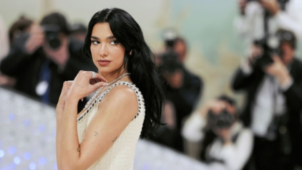 Dua Lipa: Oι άνθρωποι δεν θέλουν οι σταρ της ποπ να είναι «πολιτικοποιημένες» ή «έξυπνες»