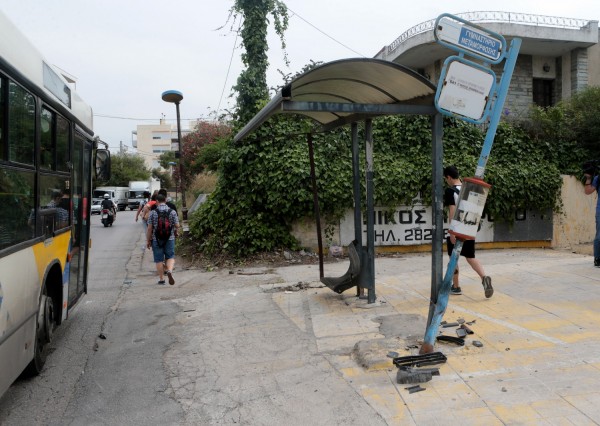 Τροχαίο στη Μεταμόρφωση: Τι μαρτυρά η εικόνα του ΙΧ για το πως έπεσε στη στάση- Τι λέει η Τροχαία (pic)