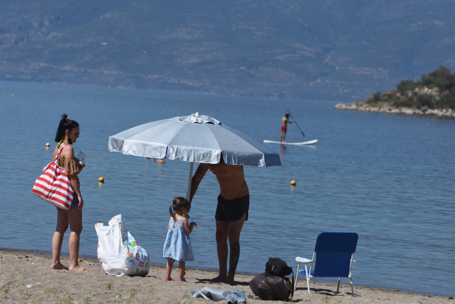 Καιρός για... μπάνιο με άνοδο της θερμοκρασίας - Πού θα ρίξει τοπικές βροχές (βίντεο)