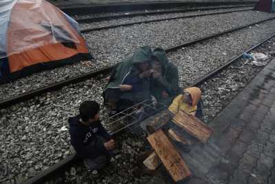 Ελπίζουν οι πρόσφυγες και γράφουν το όνομά τους έξω από τις σκηνέςΕλπίζουν οι πρόσφυγες και γράφουν το όνομά τους έξω από τις σκηνές