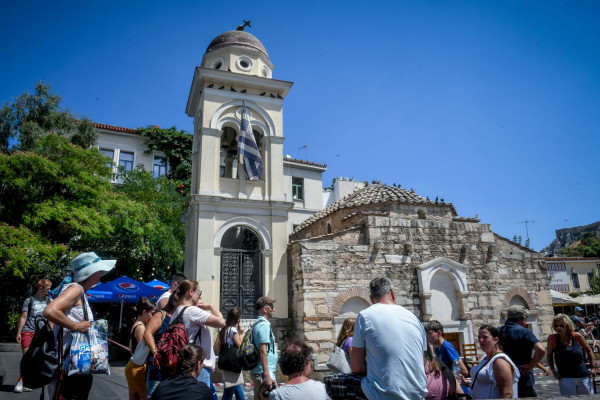 ΕΛΑΣ έχεις ταλέντο: Η άγνωστη προϋπηρεσία του αστυνομικού που τραγουδούσε live στο Μοναστηράκι