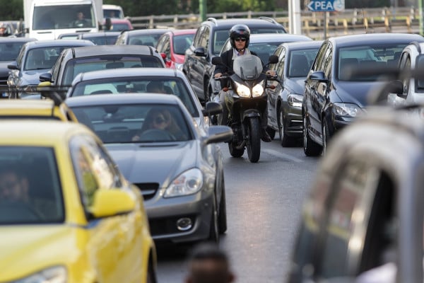 Μείωση του ορίου ταχύτητας στα 110 χλμ στις εθνικές και 30 χλμ στις πόλεις για να γλιτώσουμε τα Ευρωπρόστιμα