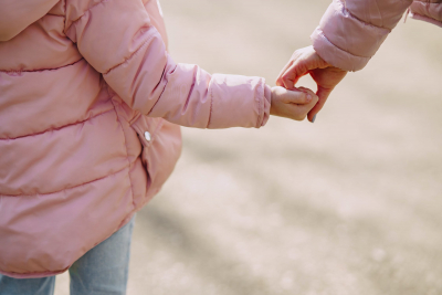 Ξεσπά o πατέρας της 5χρονης Κατερίνας: Πήγα το παιδί μου ζωντανό και το πήρα μέσα σε φέρετρο (βίντεο)