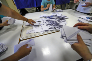 Δημοσκόπηση Opinion Poll: ΝΔ 25,5%, ΕΛΑΣ 13,3%, ΠΑΣΟΚ 10,4% - Το ΚΚΕ εκτόπισε την Ελληνική Λύση, στη Βουλή ο Κασιδιάρης