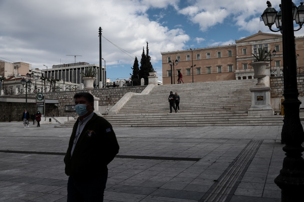 Στα ύψη τα νέα κρούσματα και σήμερα, ξεπέρασαν τα 2.700 - Στους 40 οι νεκροί, 431 οι διασωληνωμένοι