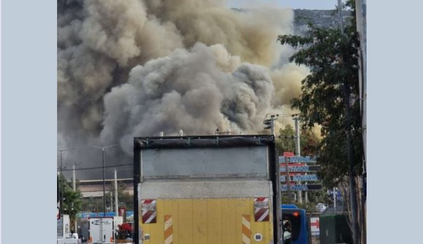 Μεγάλη φωτιά στον Ασπρόπυργο, έκτακτο μήνυμα από το 112, «μπείτε σε κλειστό χώρο αμέσως»