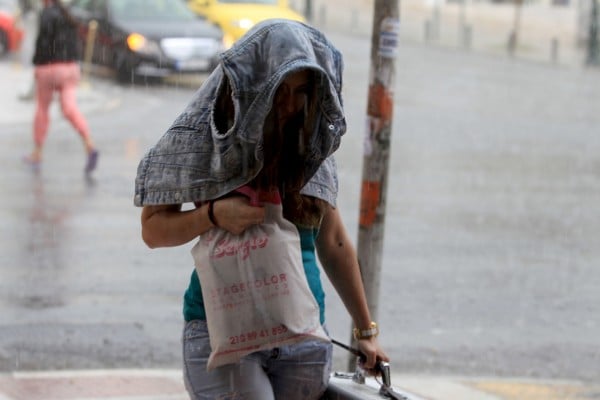 Συνεχίζεται η κακοκαιρία στην Αττική - Διακοπή κυκλοφορίας στην Περιφερειακή Αιγάλεω, εγκλωβισμένοι οδηγοί στο Σκαραμαγκά