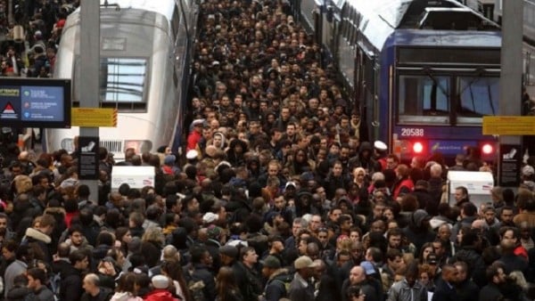 Σε απεργιακό κλοιό η Γαλλία