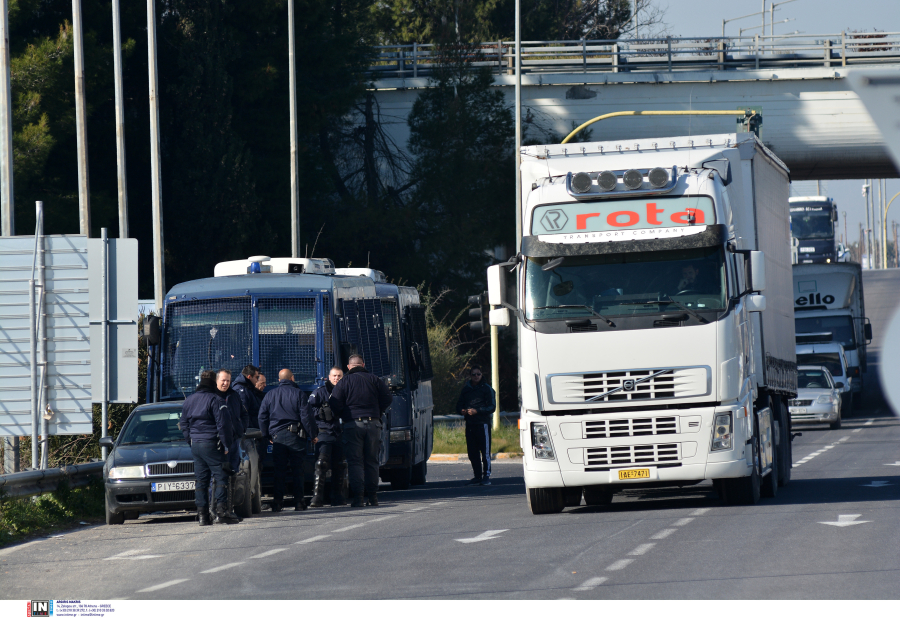 Με τα πρώτα τρακτέρ στον κόμβο Πλατυκάμπου οι αγρότες, ένταση με την ΕΛΑΣ