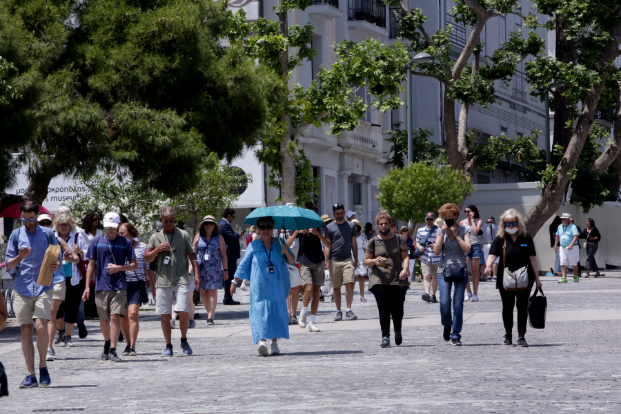 «Πετάμε» και επίσημα τις μάσκες σε κλειστούς χώρους και σούπερ μάρκετ, πού είναι υποχρεωτική