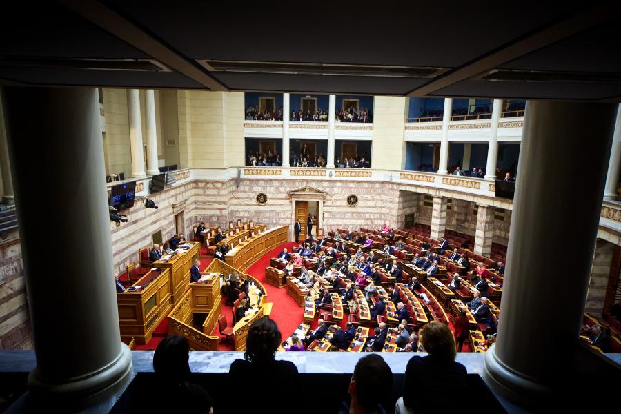 Συναγερμός στη Βουλή: Λιποθύμησε ομιλητής - «Ένα γιατρό γρήγορα»