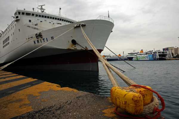 Νεκρός o άνδρας που έπεσε με αυτοκίνητό του στο λιμάνι του Πειραιά