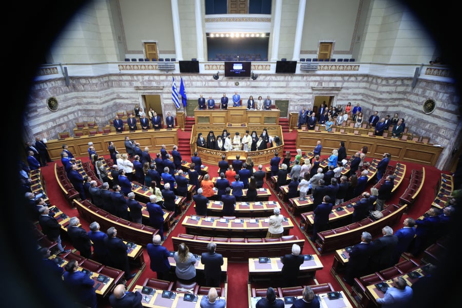 Αγιασμός στη Βουλή: Τα πηγαδάκια, οι απουσίες και το απρόοπτο με τη Δόμνα