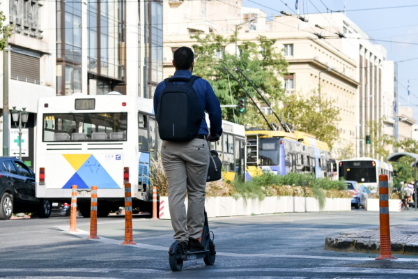 Ηλεκτρικά πατίνια: Η νέα μόδα φέρνει ατυχήματα, ποιος μπορεί να τα οδηγεί - Τα μέτρα προφύλαξης