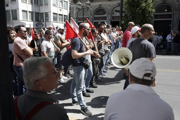 Επίθεση με αυγά και πέτρες στη συγκέντρωση ΓΣΕΕ-ΑΔΕΔΥ στην Αθήνα