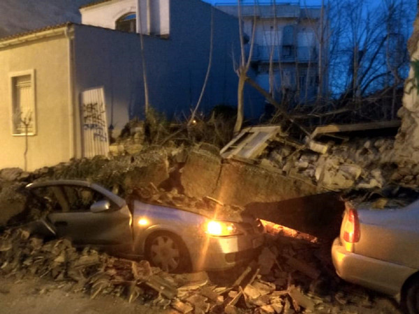 Κατέρρευσε σπίτι στο Γκάζι - Καταπλάκωσε αυτοκίνητα (ΕΙΚΟΝΕΣ)