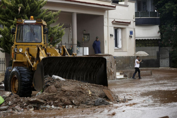 Μάνδρα - δύο χρόνια μετά: Ολοκληρώνονται τα αντιπλημμυρικά έργα - Κατεδαφίζονται αυθαίρετα (vid)