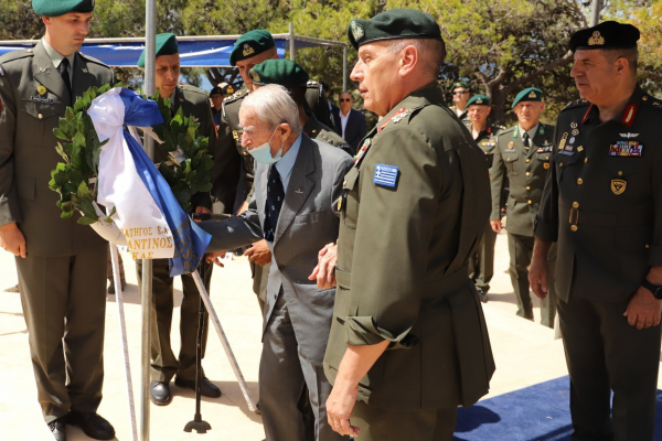 Ο στρατηγός Κόρκας έφυγε από τη ζωή αφού πρώτα τίμησε τους πεσόντες Ιερολοχίτες και Καταδρομείς (εικόνες)