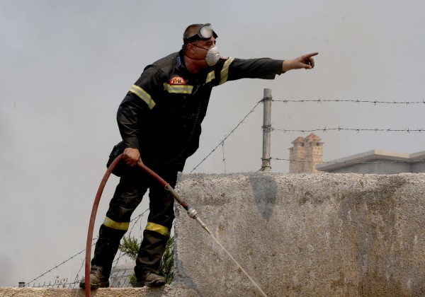 Όλα τα ενεργά μέτωπα - Αναζωπύρωση στην Κινέτα, μαίνονται οι φωτιές σε Φθιώτιδα, Κόρινθο και Κρήτη