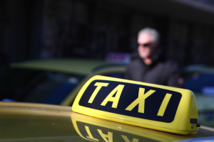 Πόσο αυξήθηκαν τα κόμιστρα των ταξί – Οι νέες χρεώσεις σε Αθήνα, Θεσσαλονίκη και όλη τη χώρα
