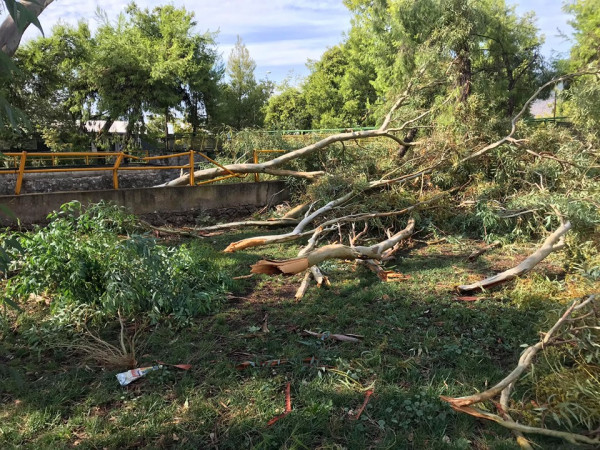 Σφοδρή καταιγίδα και ανεμοστρόβιλος χτύπησαν την Καλαμάτα (video)