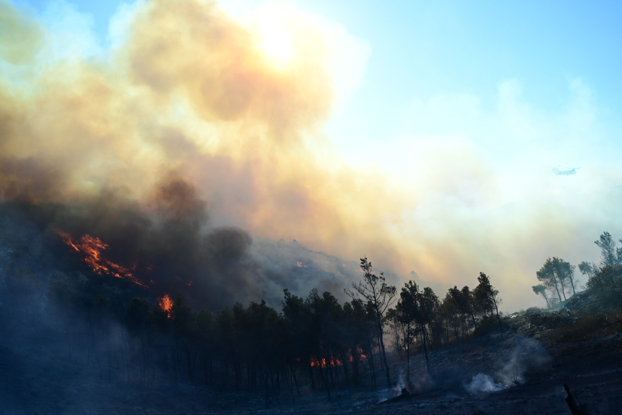 Νέα μεγάλη αναζωπύρωση στη φωτιά στην Κερατέα, καίει παρθένο πευκοδάσος
