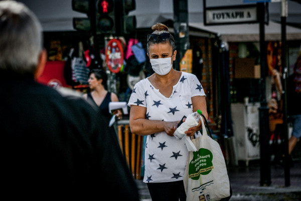 Λαζανάς: Από μόνοι μας θα έπρεπε να φοράμε μάσκα παντού