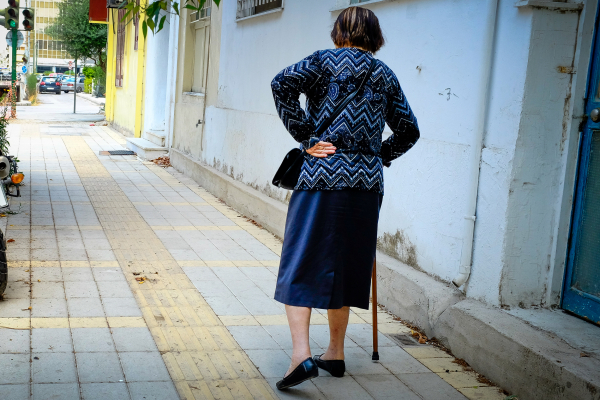 Τετραπέρατη γιαγιά παγίδευσε συμμορία, αντί για 70.000 ευρώ έδωσε «άδεια» τσάντα