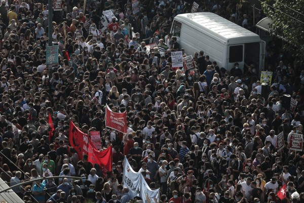 Δίκη Χρυσής Αυγής: «Βουλιάζει» από κόσμο το Εφετείο - Πλήθος στην αντιφασιστική συγκέντρωση