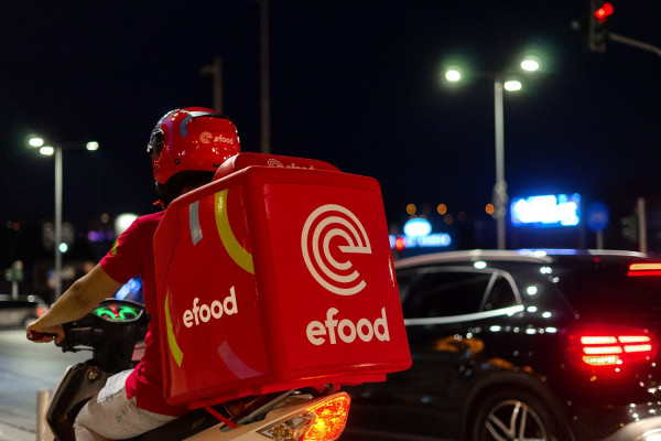 efood: Με 500 νέους διανομείς βρίσκεται δίπλα στα καταστήματα εστίασης