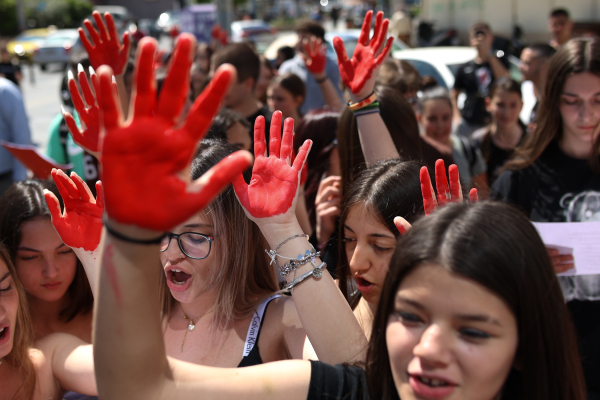 Επτά στους 10 Έλληνες συμφωνούν με τον όρο γυναικοκτονία