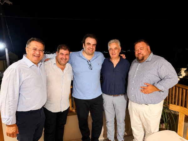 Τα γενέθλια ενός «δελφίνου»- Στην Πάλαιρο, στο ξενοδοχείο του Κωνσταντή Ροκόφυλλου