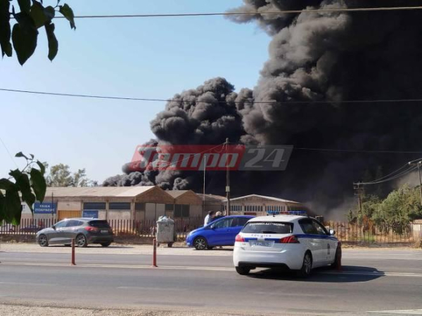 Αχαΐα: Φωτιά τώρα σε βιομηχανία πλαστικών - Ήχησε 112 για τους πυκνούς μαύρους καπνούς