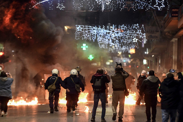 Εξάρχεια: Ελεύθεροι οι συλληφθέντες για τα επεισόδια μετά την πορεία για τον Γρηγορόπουλο