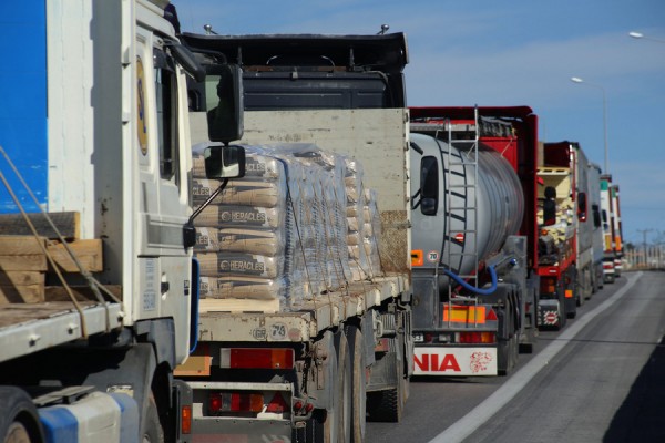 Νταλίκα κάηκε ολοσχερώς, συνελήφθη ο οδηγός λόγω αλκοόλ