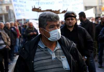 Ξύλο, χημικά και συλλήψεις έξω από το ΥπΑΑΤ