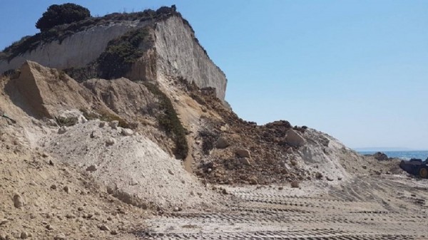 Κατολίσθηση αμμόλοφου σε παραλία με λουόμενους στην Κω