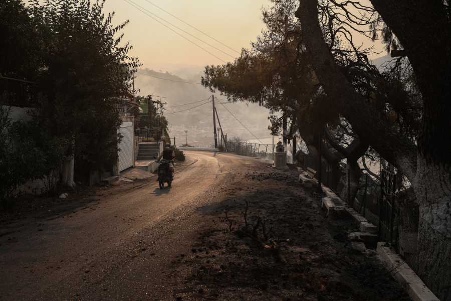 Φωτιές: Πυροσβέστης τραυματίας με κατάγματα, οχτώ με αναπνευστικά προβλήματα