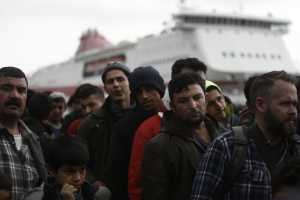 Στο...μισό μειώθηκαν οι πρόσφυγες και μετανάστες που βρίσκονται στον Πειραιά