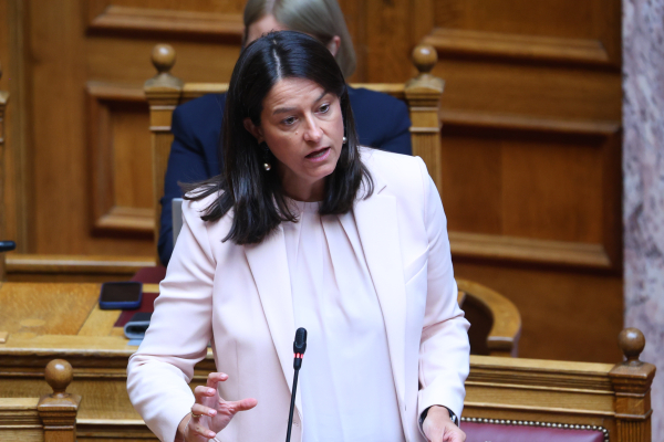 Κεραμέως: Όρια στην Τεχνητή Νοημοσύνη στην εργασία με νέο νομοθετικό πλαίσιο