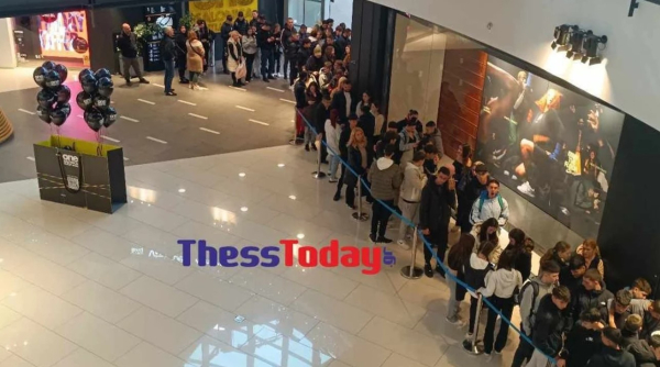 Μεγάλη ουρά για την Black Friday 2023 σε εμπορικό της Θεσσαλονίκης