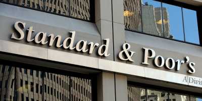 Standard &amp; Poor&#039;s: Εκτός ευρώ το ΑΕΠ της Ελλάδας θα μειωνόταν 20% σε μία 4ετία