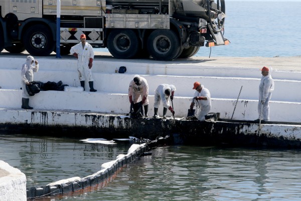 Μέχρι τον Αγ. Κοσμά έφθασε η ρύπανση από τη βύθιση του «ΑΓ ΖΩΝΗ ΙΙ»