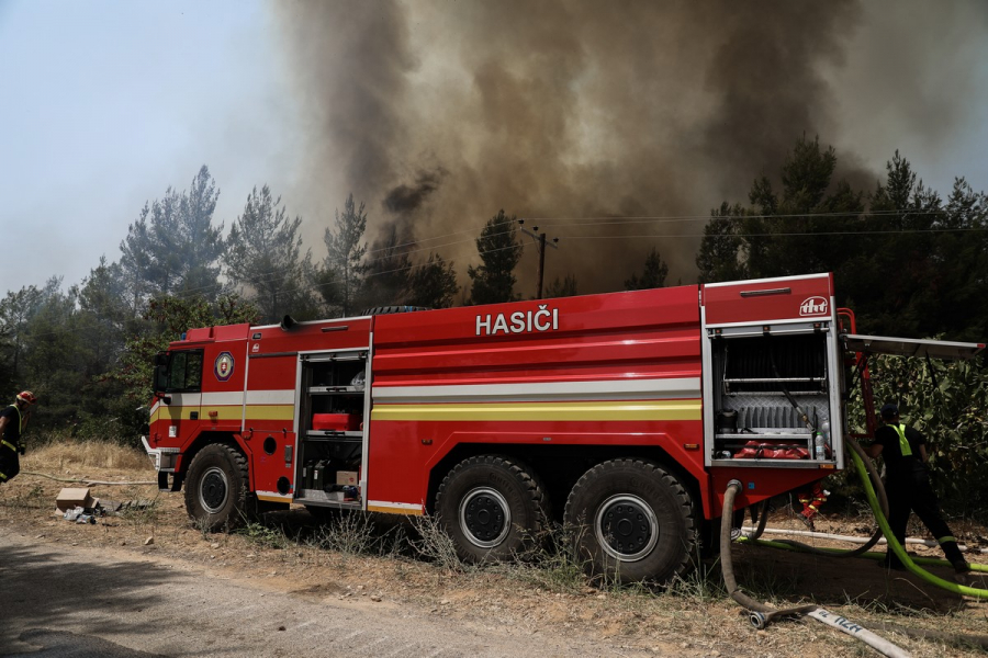 Φωτιά στην Εύβοια: Παραμένει ο συναγερμός για τις Καματριάδες - Στη θάλασσα σταμάτησαν οι φλόγες στο Αγριοβότανο (βίντεο)